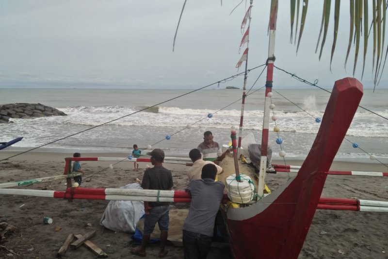 Cuaca Buruk Nelayan Pariaman Dua Pekan tidak Melaut