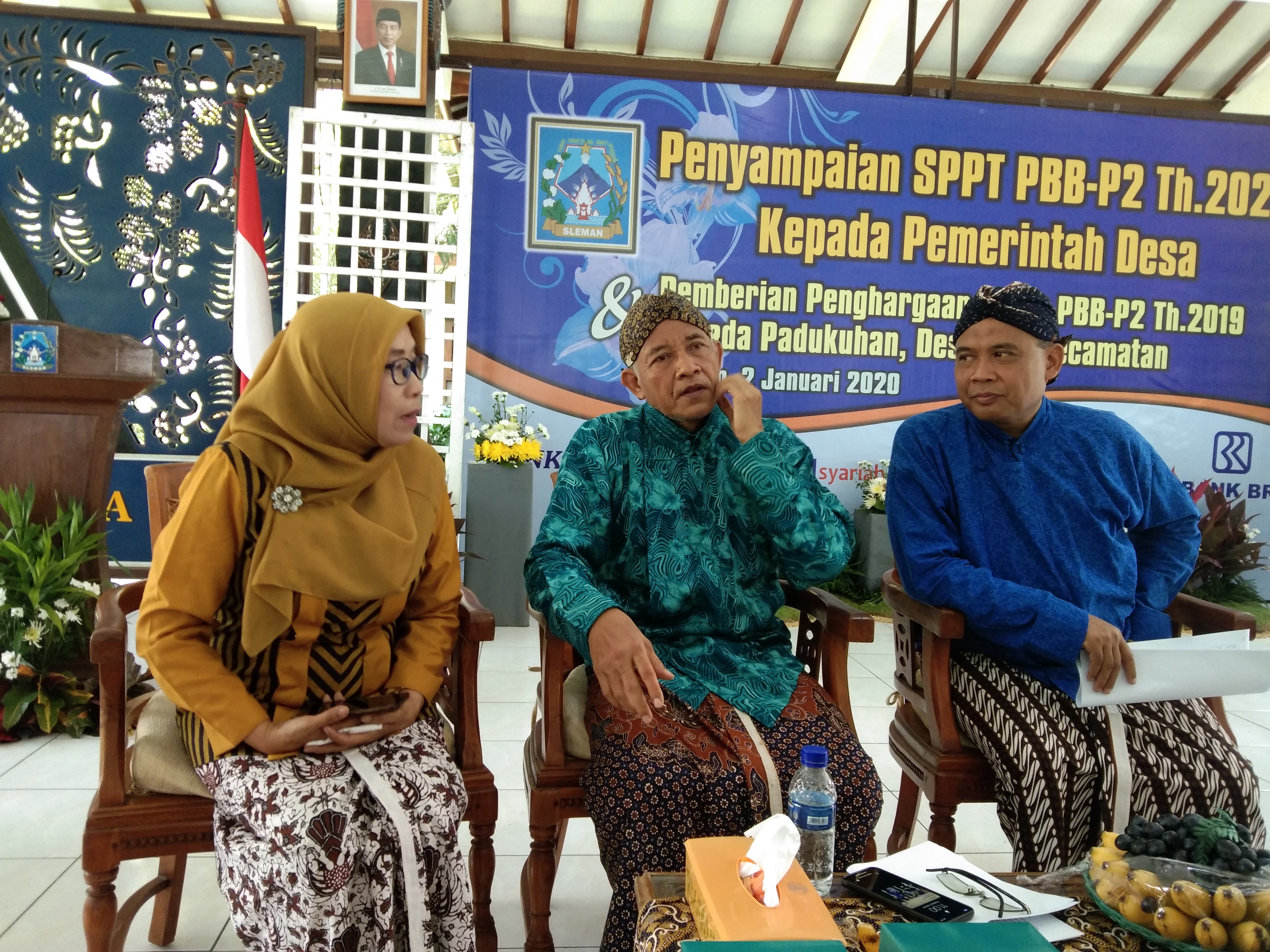 Bupati Sleman Sri Purnomo (tengah)