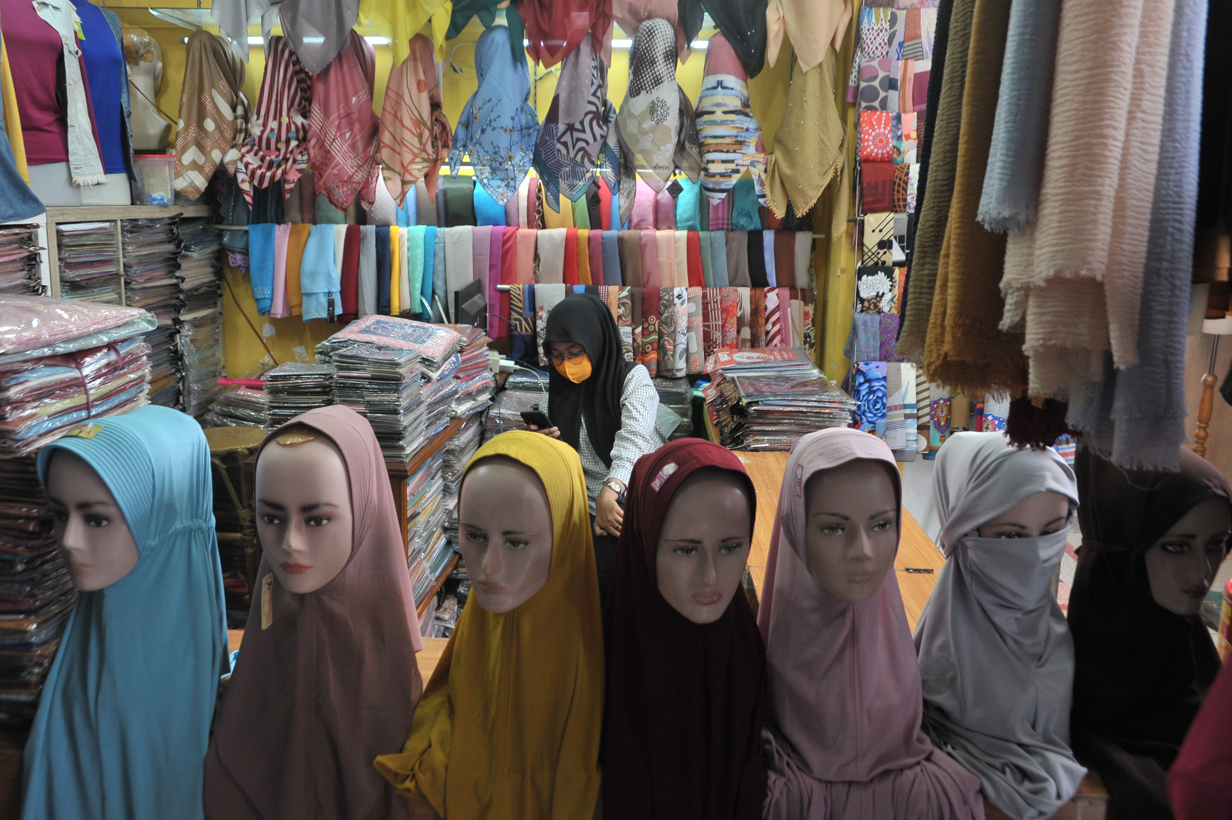 Pedagang di pusat kain dan busana muslim Ilir Barat Permai, Palembang, Sumatera Selatan, Jumat (1/5/2020).