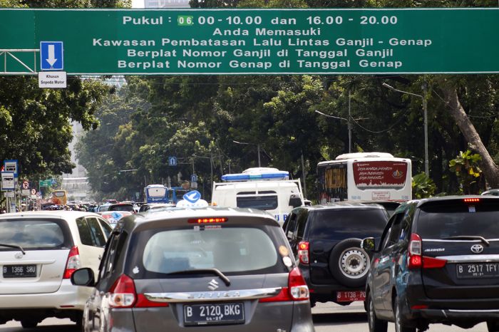 Kendaraan memasuki kawasan pembatasan lalu lintas ganjil-genap di Jalan Medan Merdeka Barat, Jakarta.