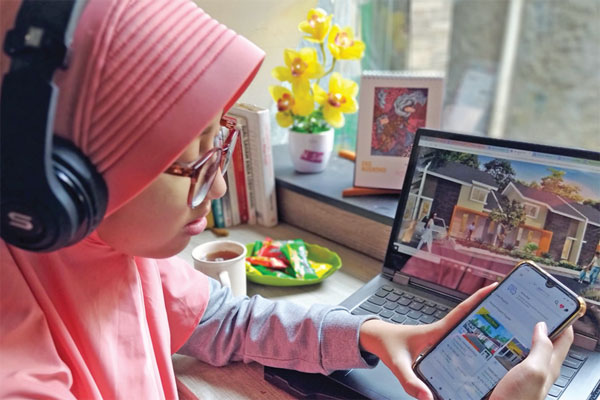 Warga melihat properti dari gawai di Serpong, Tangerang, beberapa waktu lalu. Pendekatan masif melalui medsos dan pemasaran properti 