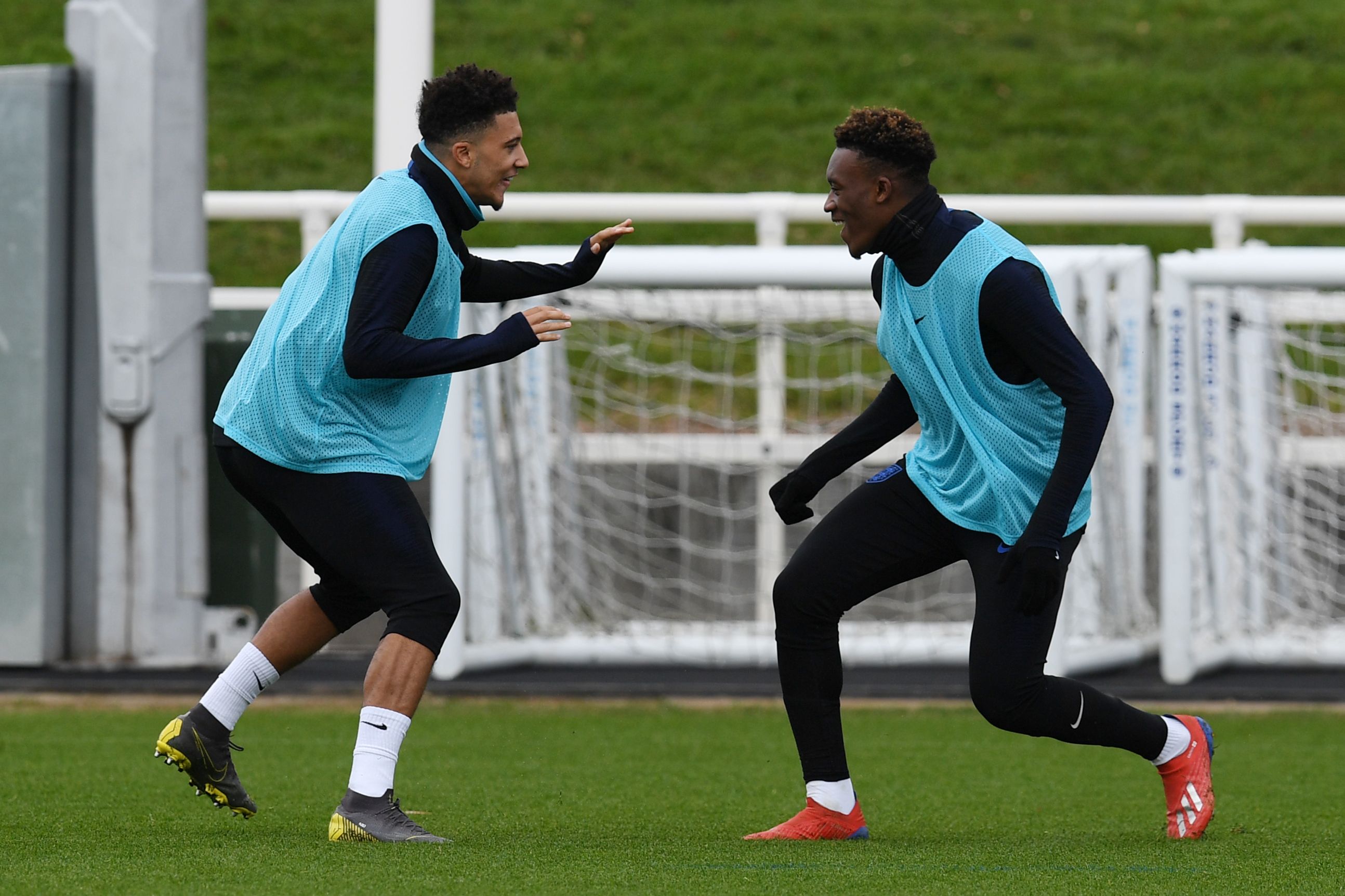 Jadon Sancho (kiri) dan Callum Hudson Odoi berlatih bersama saat memperkuat timnas Inggris.