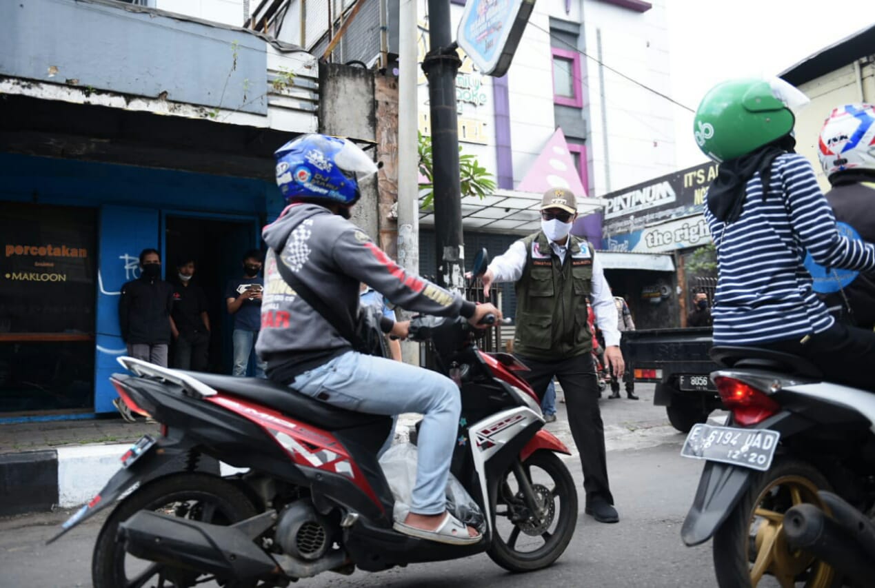 Wali Kota Sukabumi, Achmad Fahmi, turun langsung memantau kegiatan wajib bermasker bagi masyarakat  menjelang PSBB, Senin (4/5/2020).