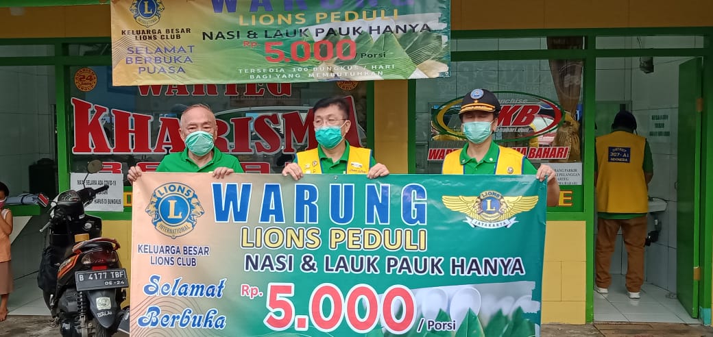  Lions Club menggelar aksi sosial dengan menyediakan nasi murah.