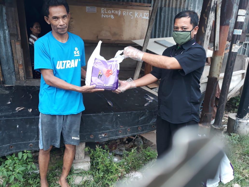 Donasi sembako gratis untuk para tukang cat