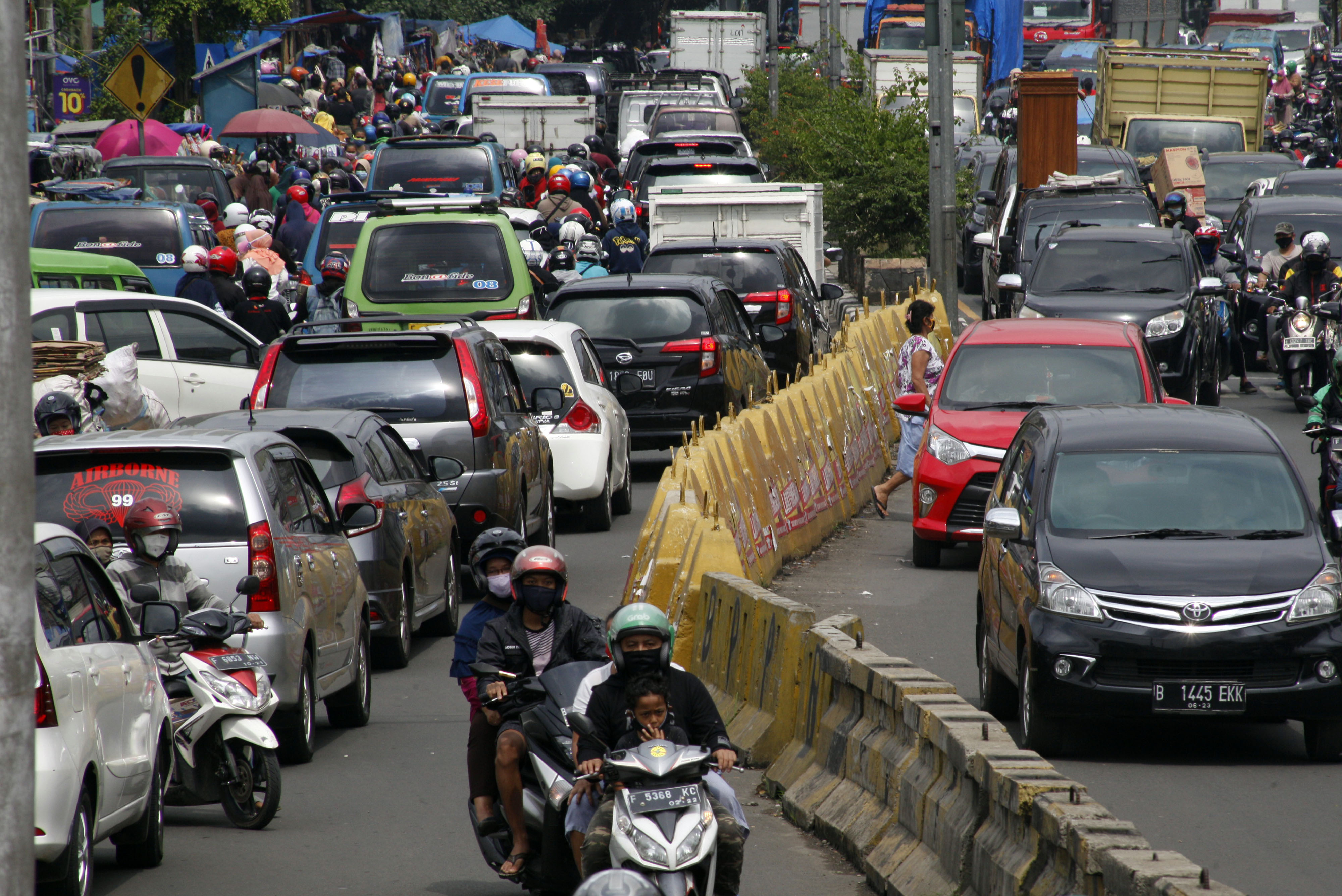 Sejumlah kendaraan bermotor memadati Jalan Raya Bogor, Cibinong, Kabupaten Bogor, Jawa Barat, Senin (18/5)