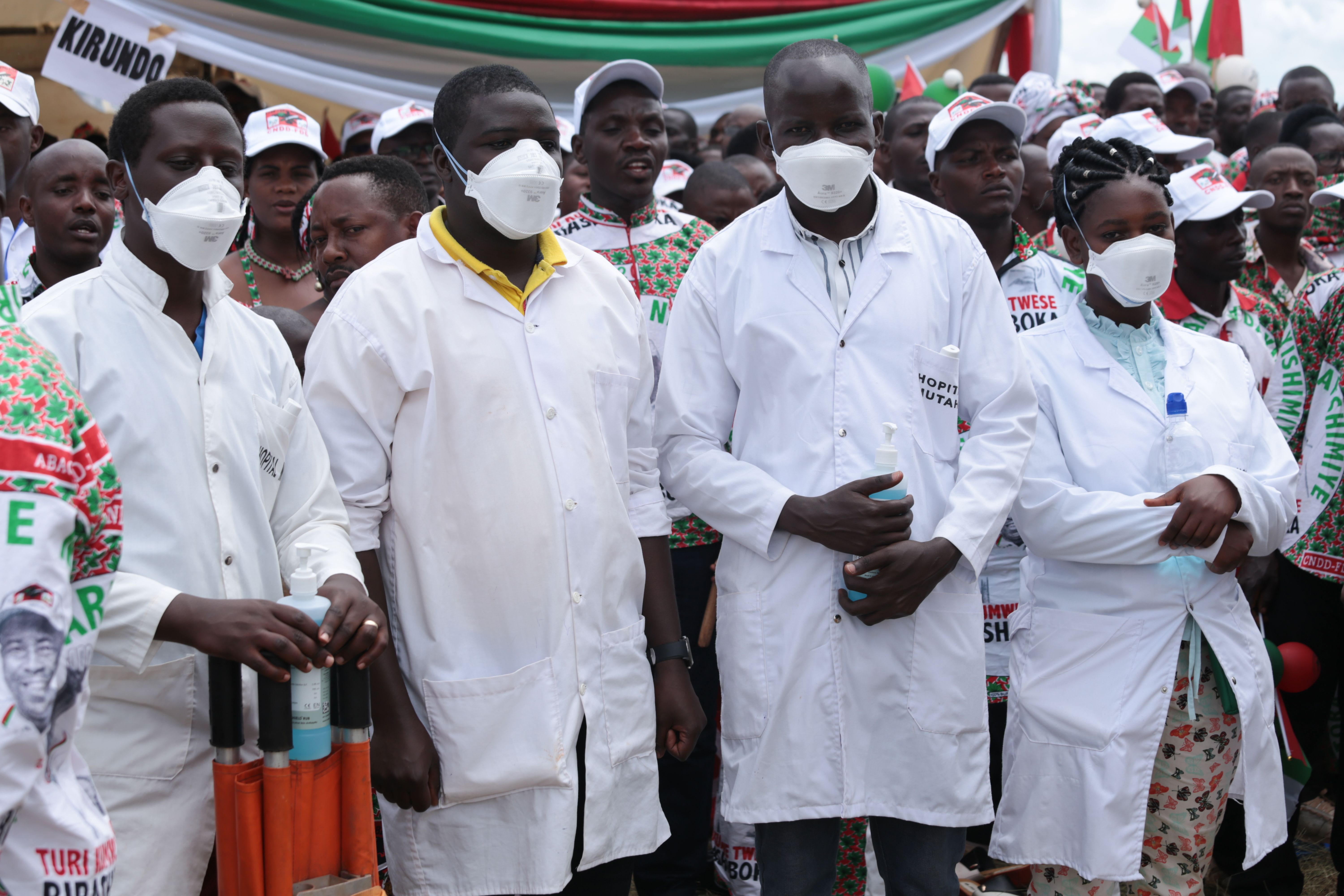 Staf medis dari rumah sakit setempat menghadiri dengan para pendukung partai yang berkuasa pada kampanye Pemilu Presiden 24 April lalu.