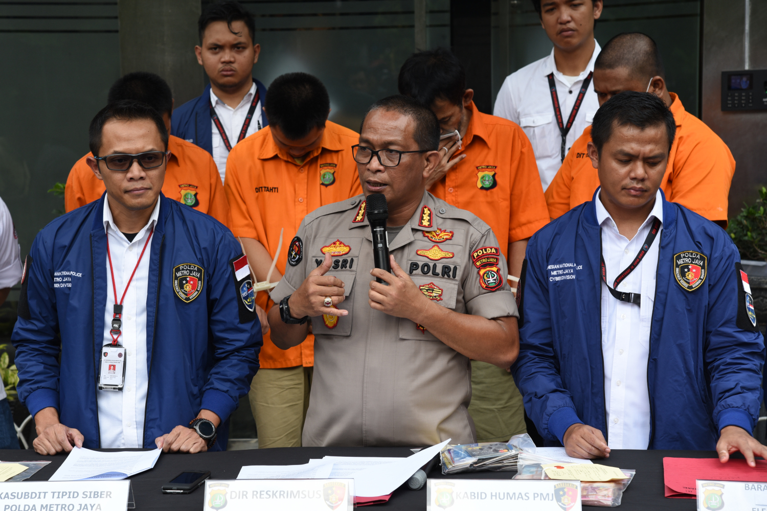 Kabid Humas Polda Metro Jaya Yusri Yunus (tengah)