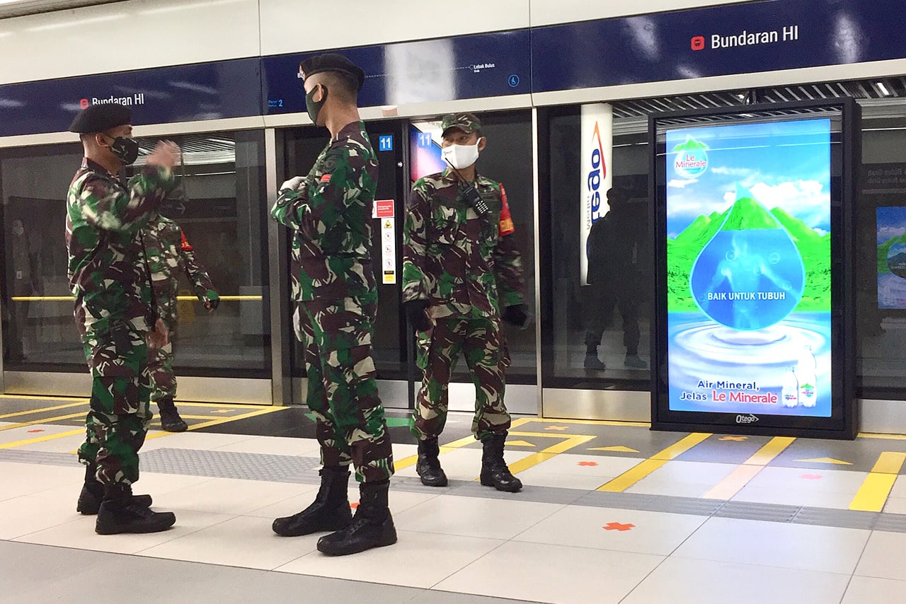 Prajurit TNI AD berjaga di peron Stasiun MRT Bundaran HI, Jakarta.