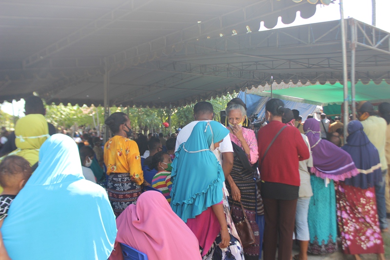 Peluncuran BLT di Kabupaten Sikka oleh Bupati Fransiskus Roberto Diogo dan Forkopimda mengabaikan protokol kesehatan Covid-19.