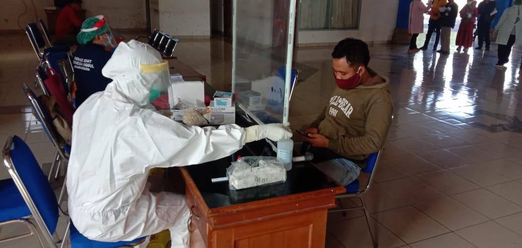 Sopir travel menjalani rapid test di Pos Pantau Penyekat Terminal Mengwi 