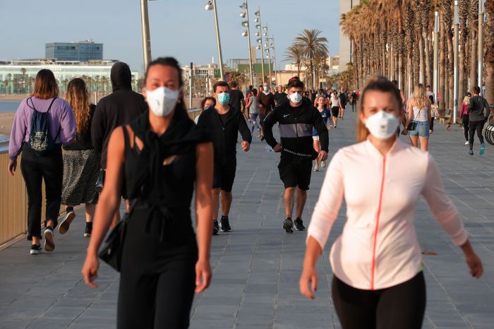 Warga Kota Barcelona turun ke jalan setelah pemerintah mengakhiri lockdown akibat pandemik Covid-19, Sabtu (2/5/2020).  