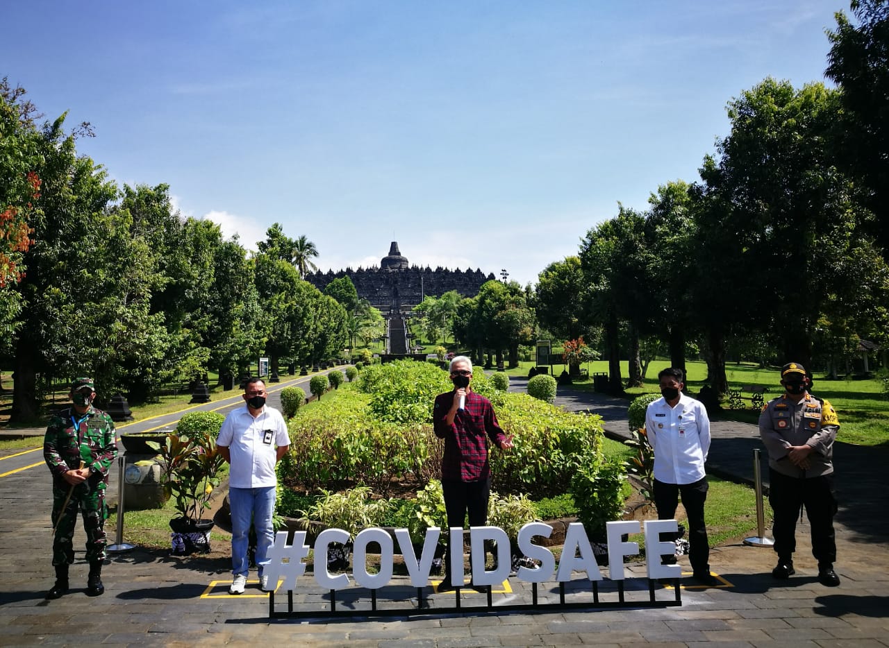 Gubernur Jawa Tengah Ganjar Pranowo ikut dalam simulasi pembukaan obyek wisata Candi Borobudur, Magelang, Jawa Tengah.