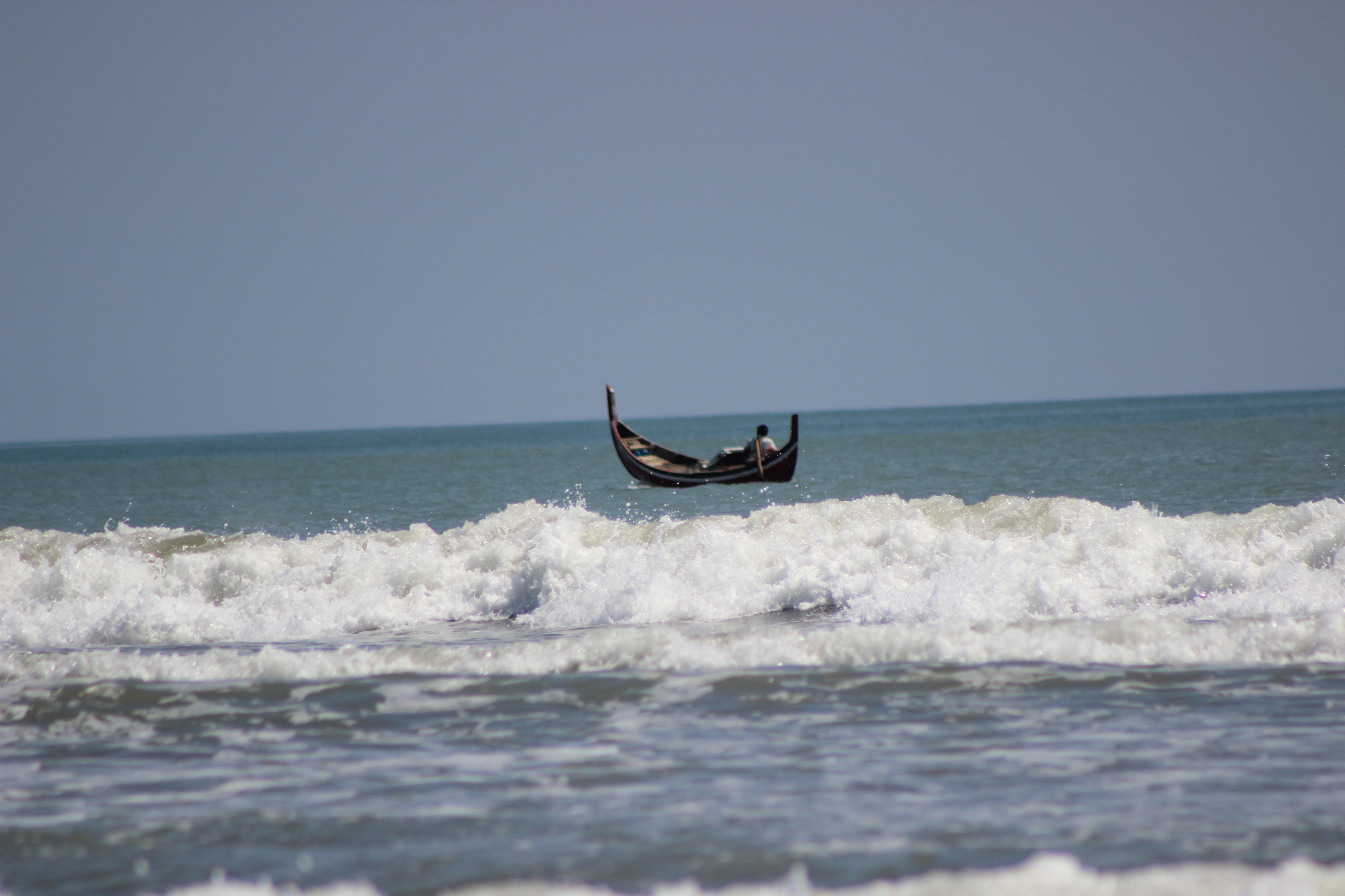 RUMAH warga di pesisir Kecamatan Tapak Tuan, Kabupaten Aceh Selatan, Provinsi Aceh rusak dihantam gelombang tinggi. 