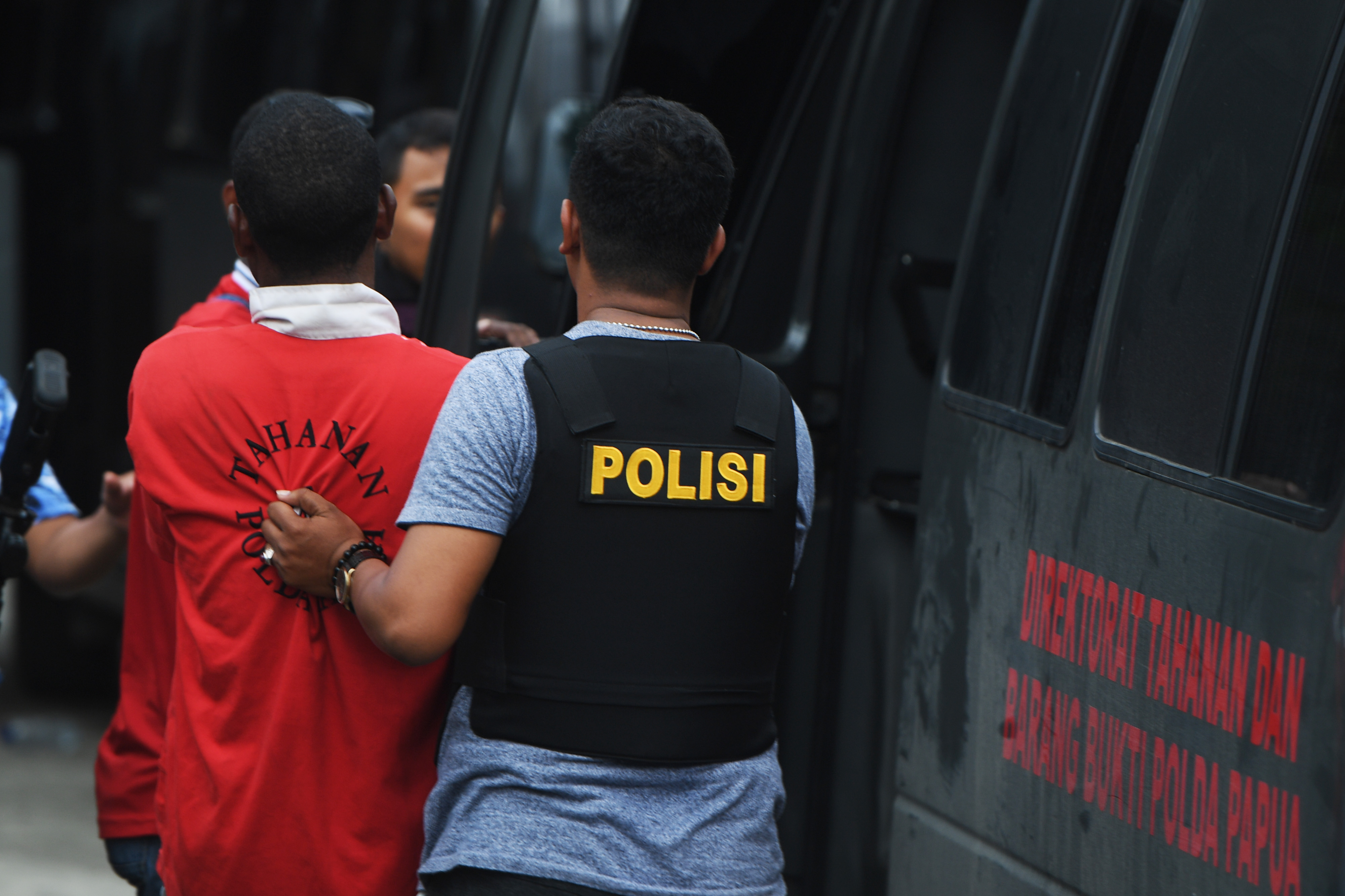 Ilustrasi polisi yang menggiring tersangka di Papua.