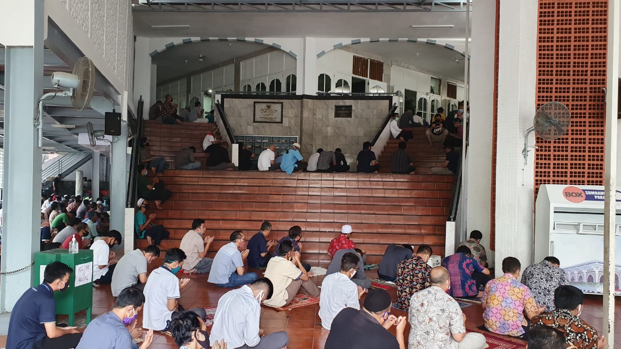 MASJID Cut Nyak Dien yang berada di Menteng, Jakarta Pusat belum menerapkan imbauan DMI mengenai salat Jumat dua gelombang.