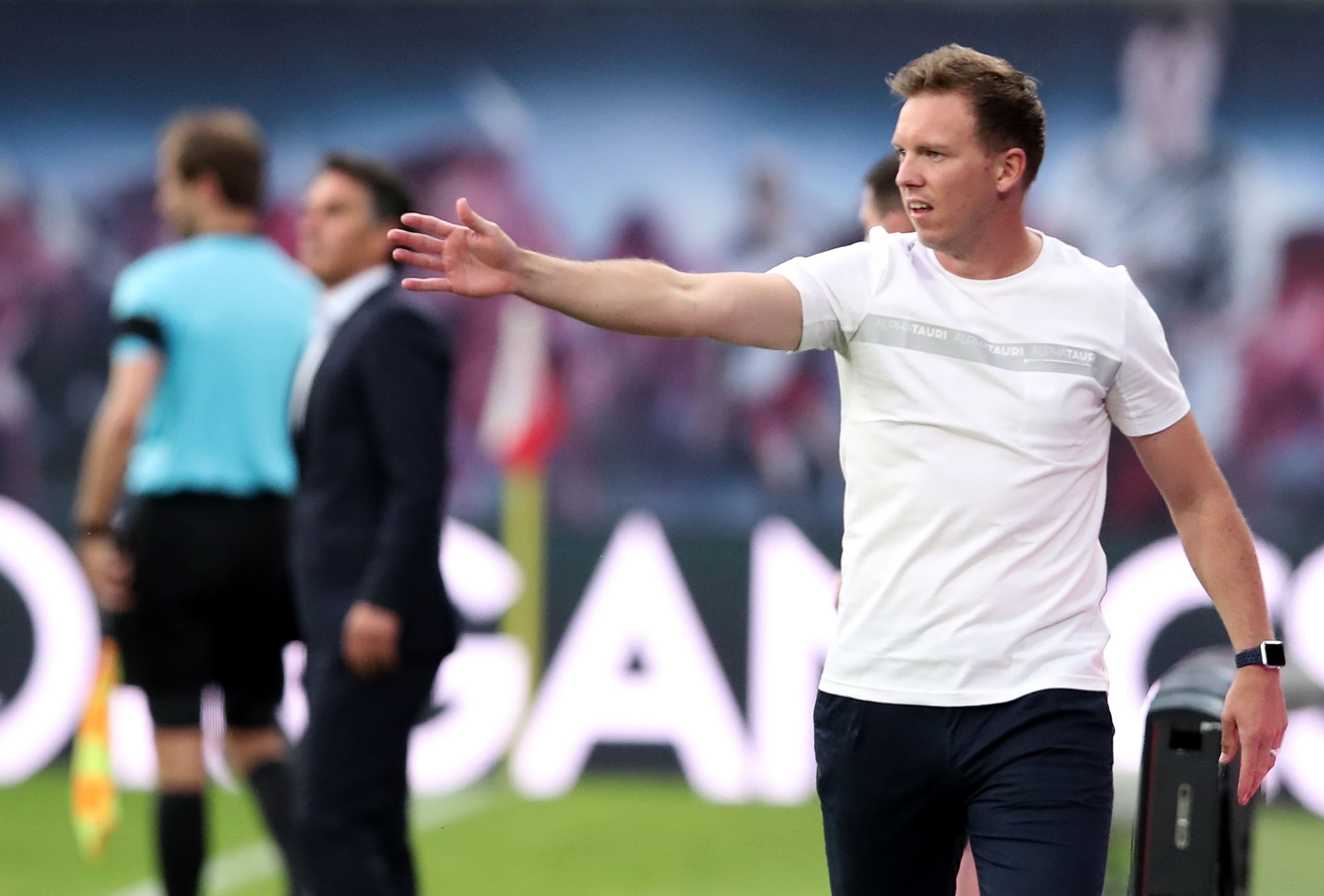 Julian Nagelsmann memberi instruksi saat pertandingan RB Leipzig vs Hertha Berlin pada 27 Mei 2020 di Leipzig (27/5/2020)