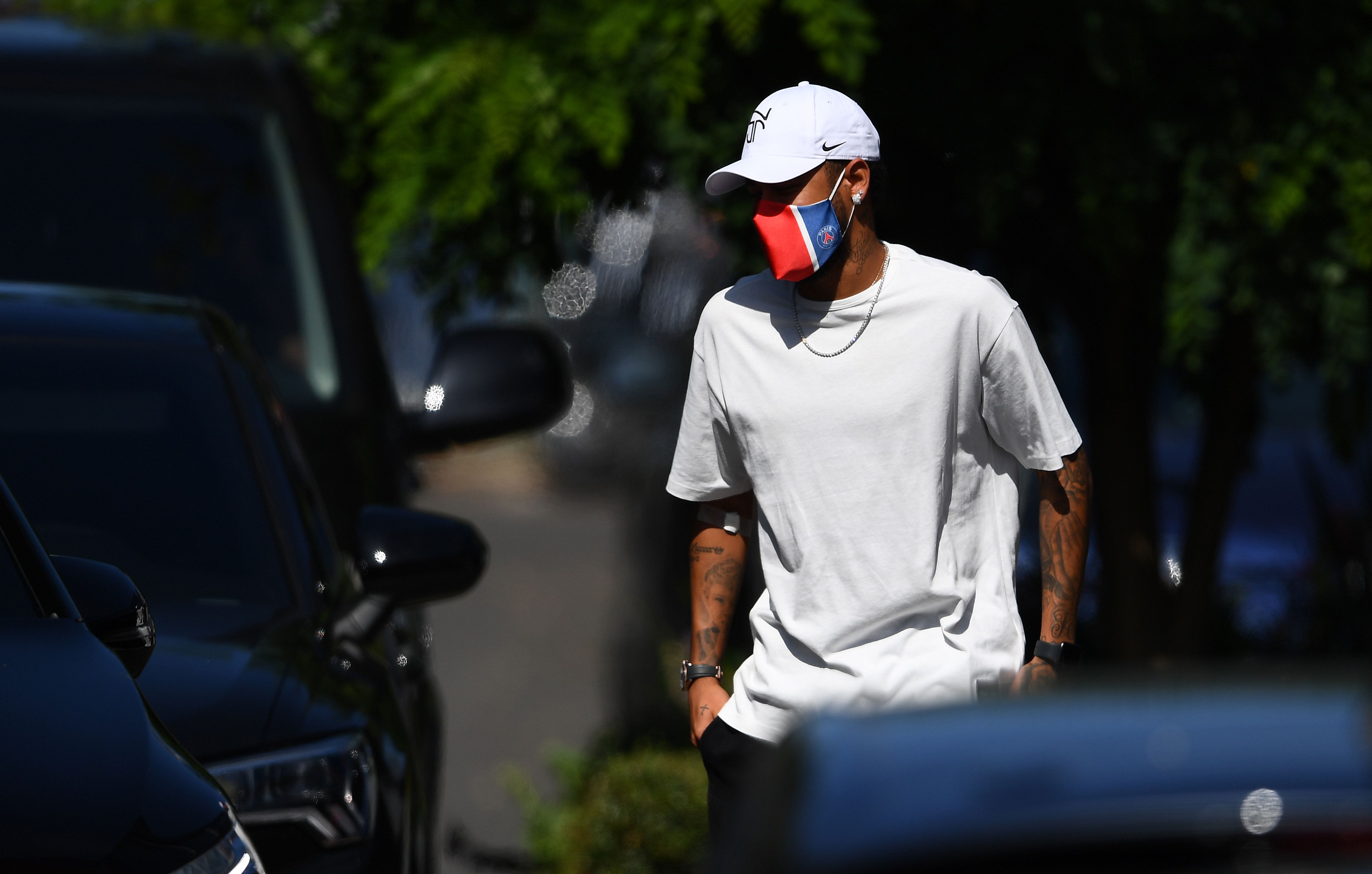 Striker Paris Saint-Germain asal Brasil Neymar tiba di Camp des Loges, tempat latihan tim. PSG berencana menggelar latihan pada Kamis (25/6)