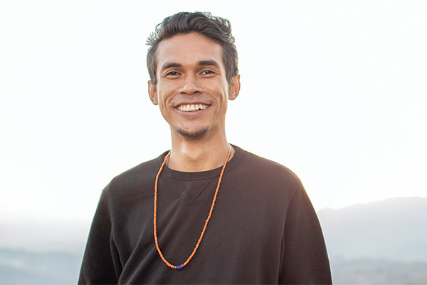 Dicky Senda Merawat dan Merevitalisasi Tradisi