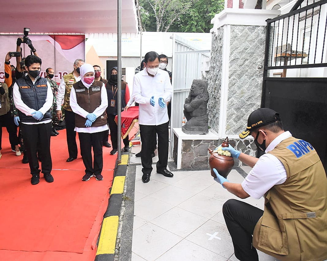  Rumah Sakit (RS) Lapangan Covid-19 Pemprov Jatim yang berada di Jl Indrapura, Surabaya, diresmikan Selasa (2/6) sore.