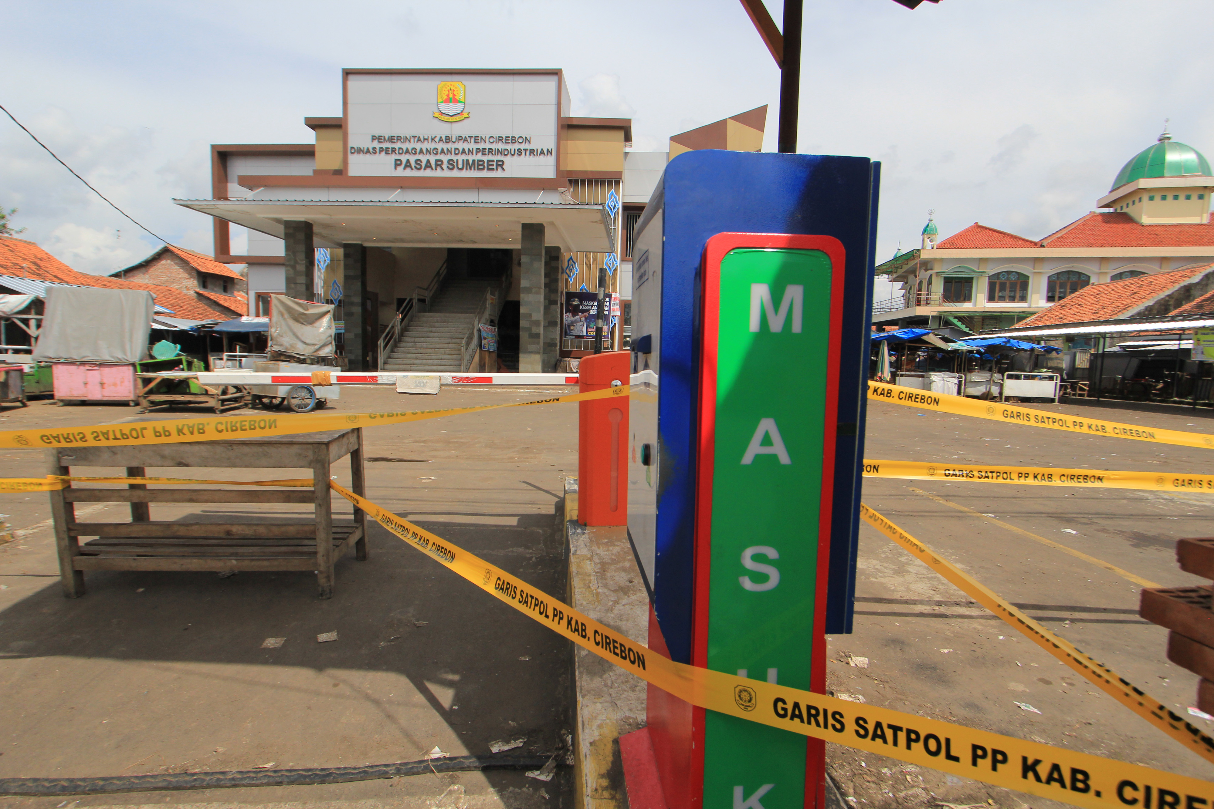 Foto saat Pasar Sumber Cirebon, Jawa Barat ditutup. Sejak Selasa (9/6), pasar tersebut kembali dibuka. 