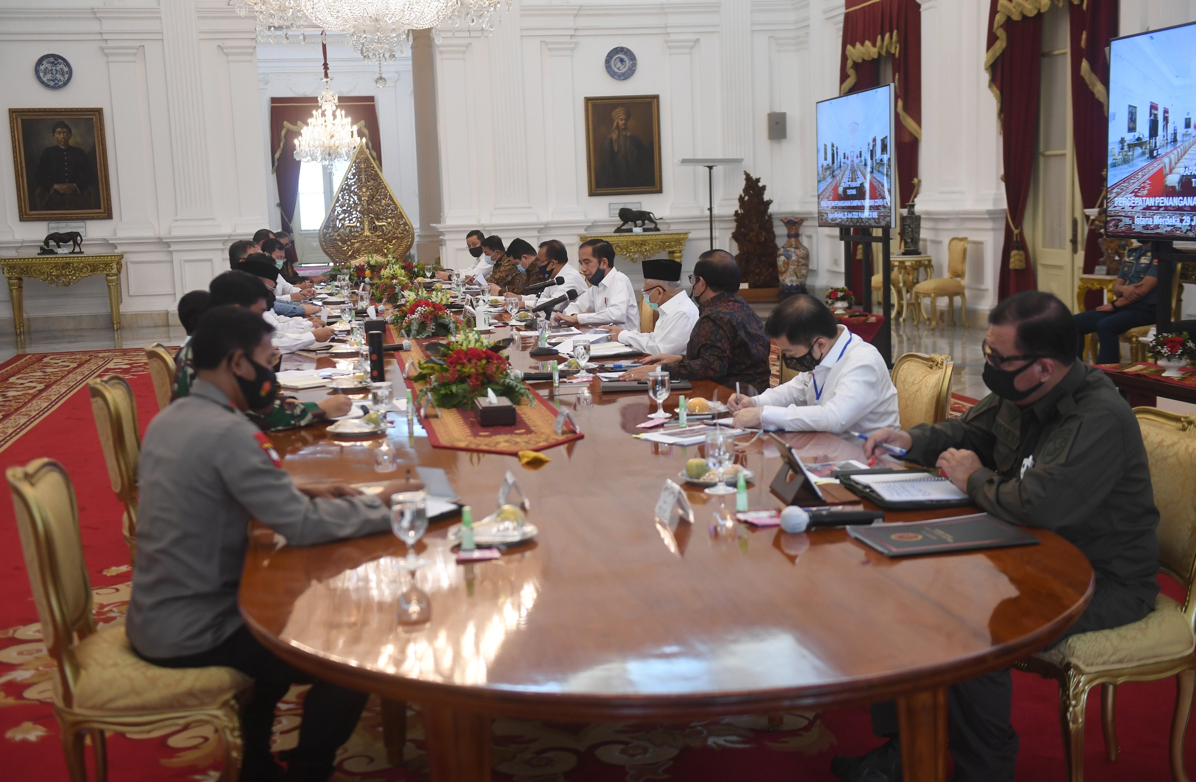 Presiden Joko Widodo (kelima kanan) memimpin rapat kabinet terbatas mengenai percepatan penanganan dampak pandemi covid-19 di Istana Merdeka