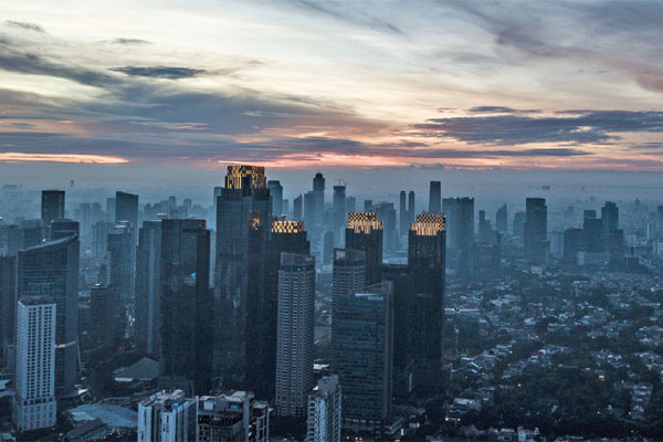 KUALITAS UDARA: Foto udara suasana perkantoran saat matahari terbit di Jakarta, Selasa (26/5).