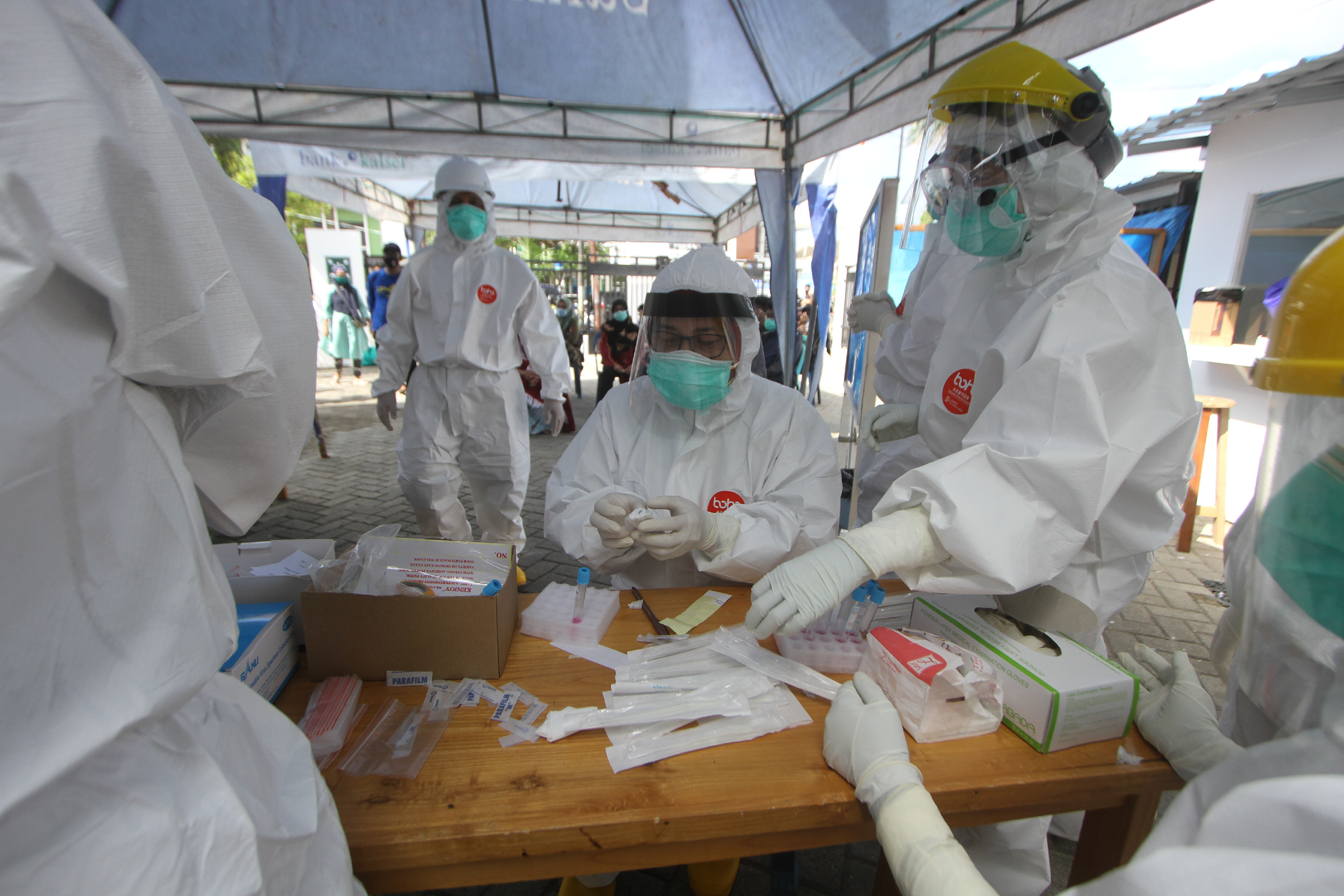 Petugas medis menyiapkan sampel tes swab di Halaman Laboratorium Dinas Kesehatan Kota Banjarmasin (9/6/2020