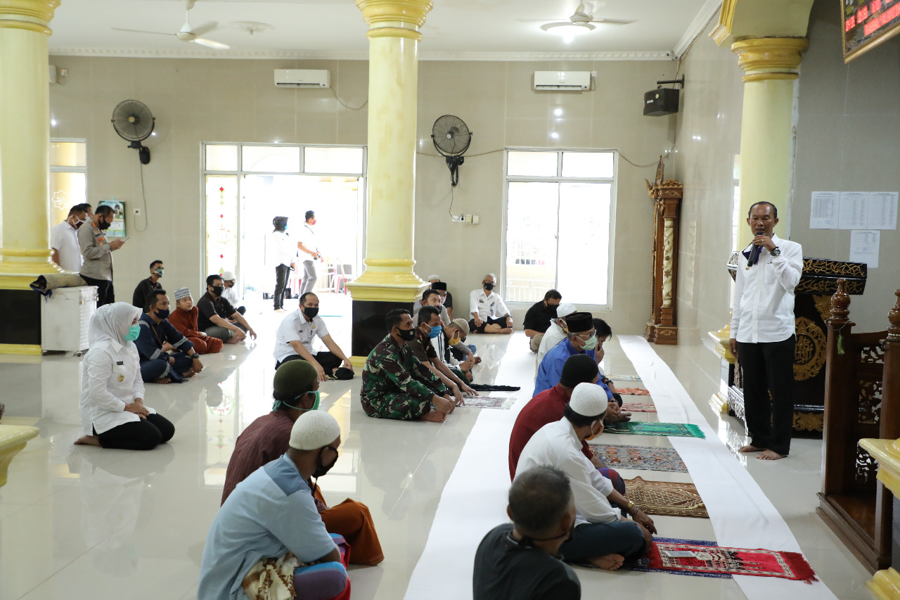 Walikota Palembang, Harnojoyo, salat berjamaah dengan menerapkan protokol kesehatan, di Masjid Habibturahman Plaju, Palembang, Rabu (3/6).