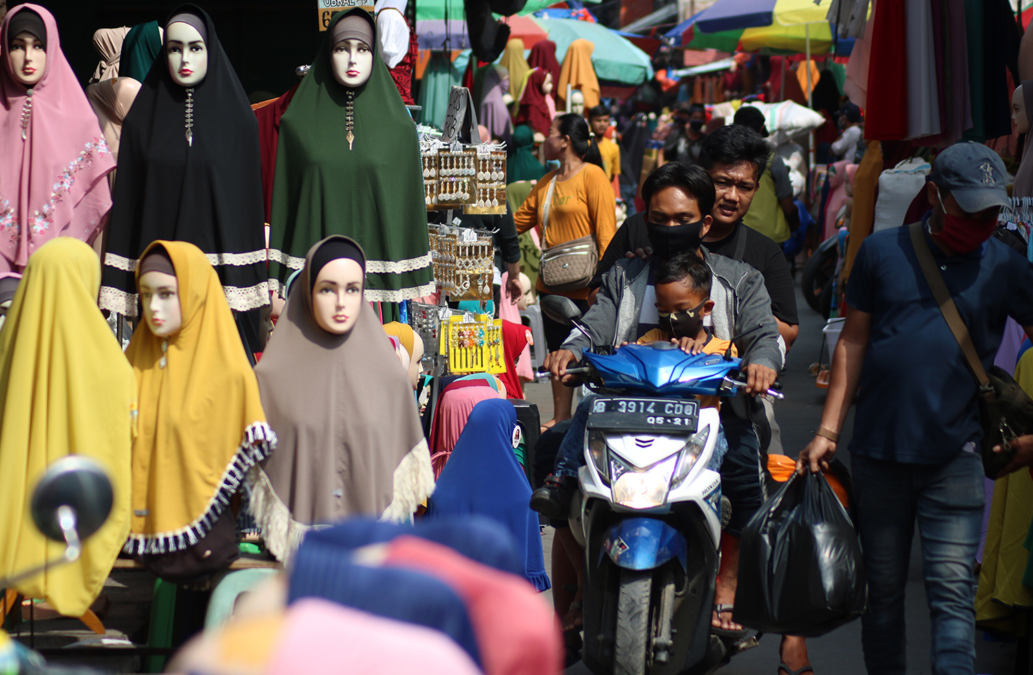 Ramainya pasar tanah abang di tengah masa PSBB
