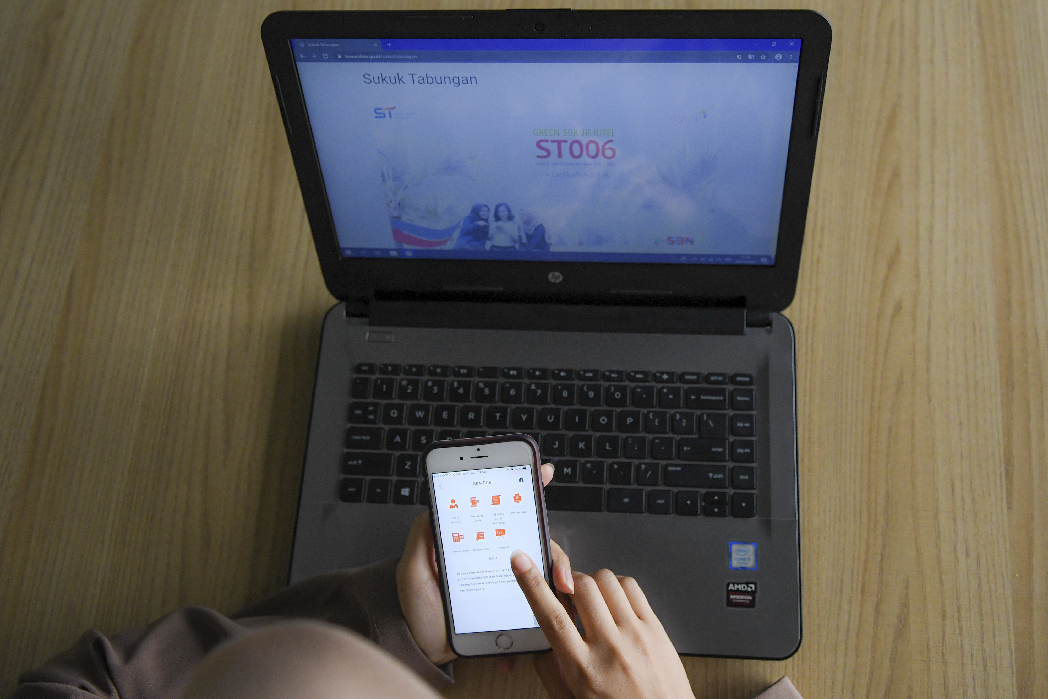 Nasabah membeli Sukuk Tabungan (ST) Seri ST006 melalui aplikasi BNI Mobile Banking di Jakarta, Senin (4/11/2019)