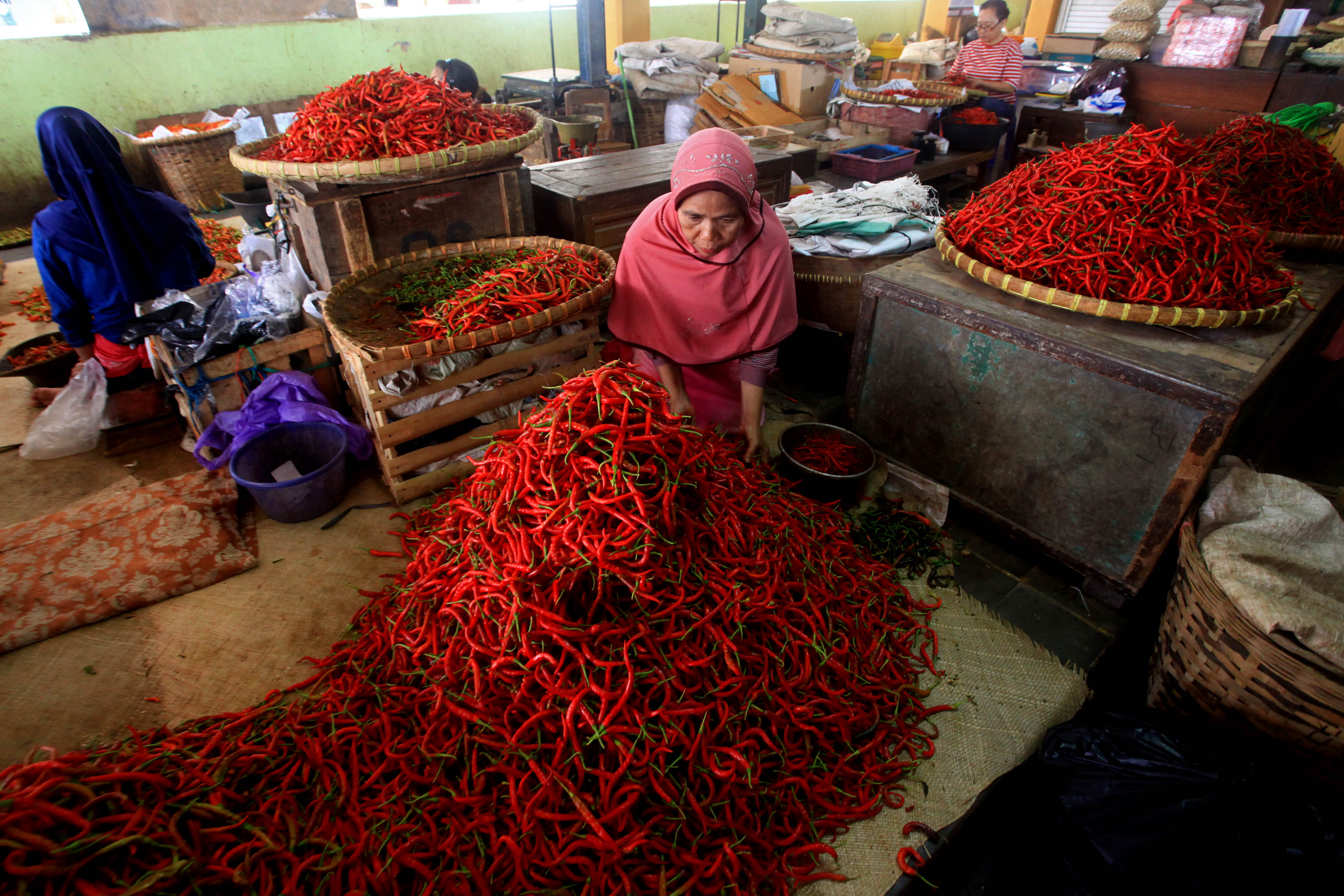  Pedagang cabai menjajakan dagangannya di Pasar Beringharjo, Yogyakarta, Sabtu (11/1/2020)