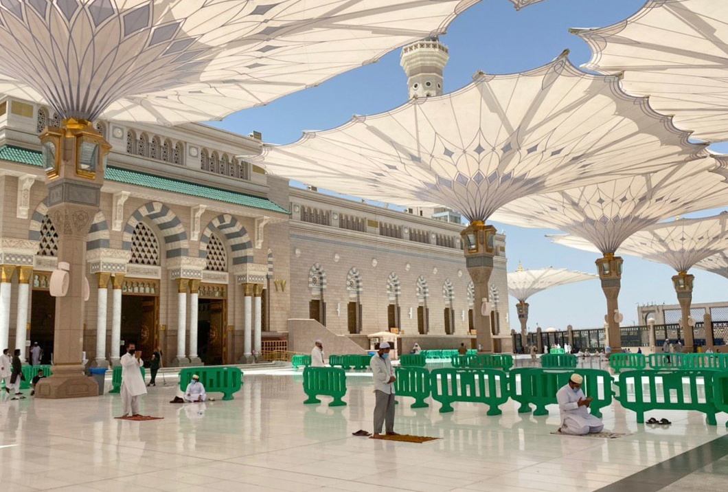 Umat muslim menjalankan ibadah salat di Masjid Nabawi, Madinah.