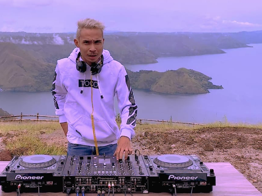 Cliffrs yang juga pengurus PDJI mengembangkan pariwisata lokal dengan recording atau live set di tempat wisata di Sumatra Utara.