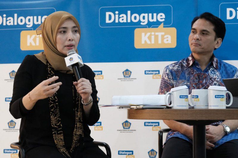 Rahayu Puspitasari (kiri), Direktur Lembaga Manajemen Aset Negara (LMAN), dalam diskusi dengan media di Jakarta.