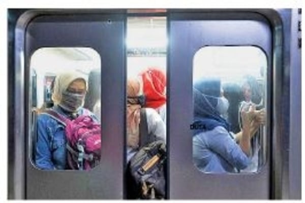 Penumpang berimpitan di gerbong khusus wanita KRL jurusan Tanah Abang- Bogor di Stasiun Sudirman, Jakarta, Senin (8/6).