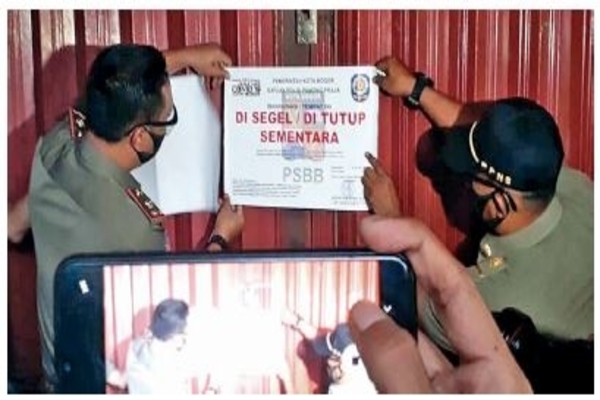 Petugas menyegel X-Clusive Cafe Resto & Karaoke yang berlokasi di Jalan Siliwangi, Bogor Timur, Kota Bogor, kemarin