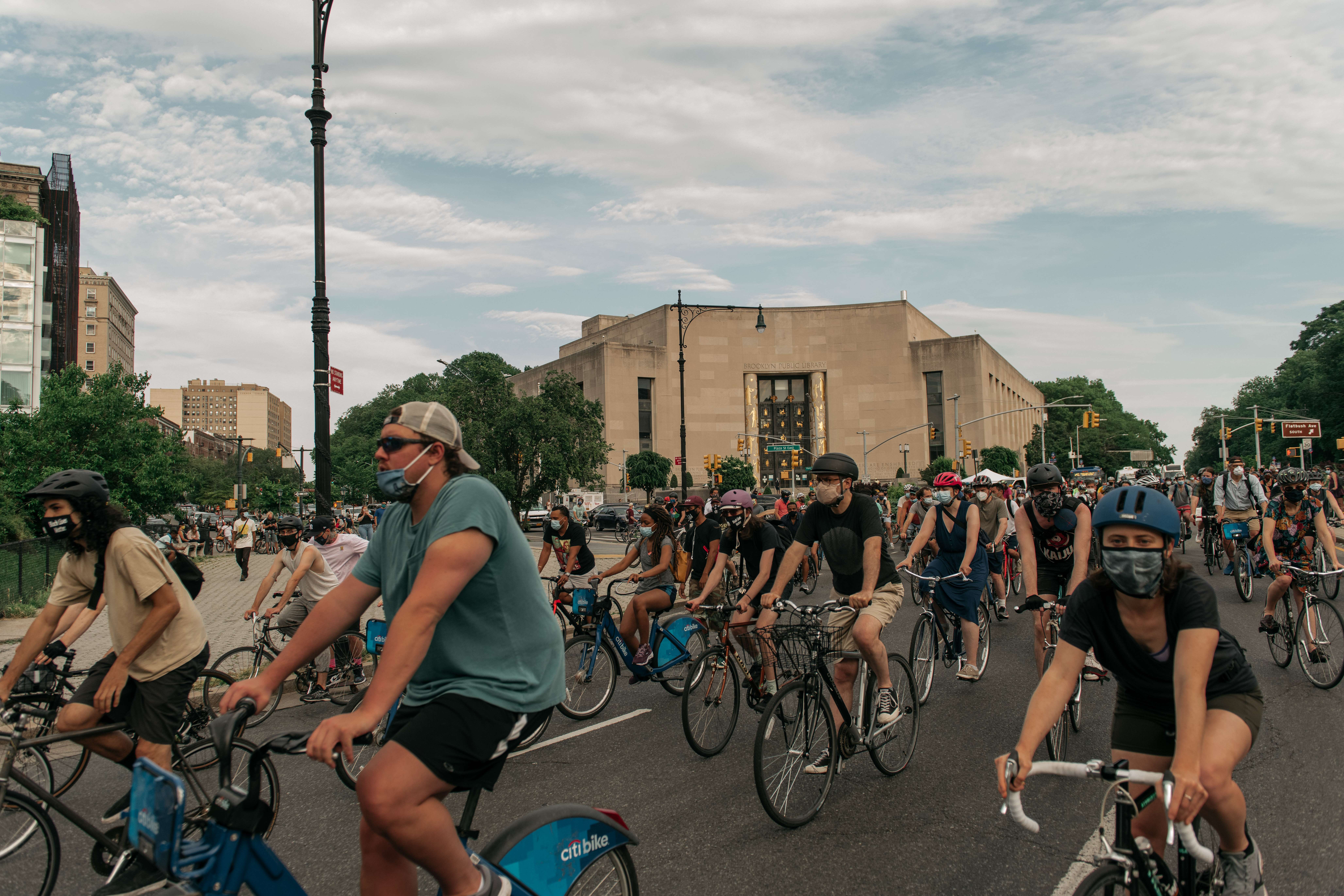 Para pesepeda berkumpul pada 10 Juni 2020 di wilayah Brooklyn di Kota New York memprotes kebrutalan polisi