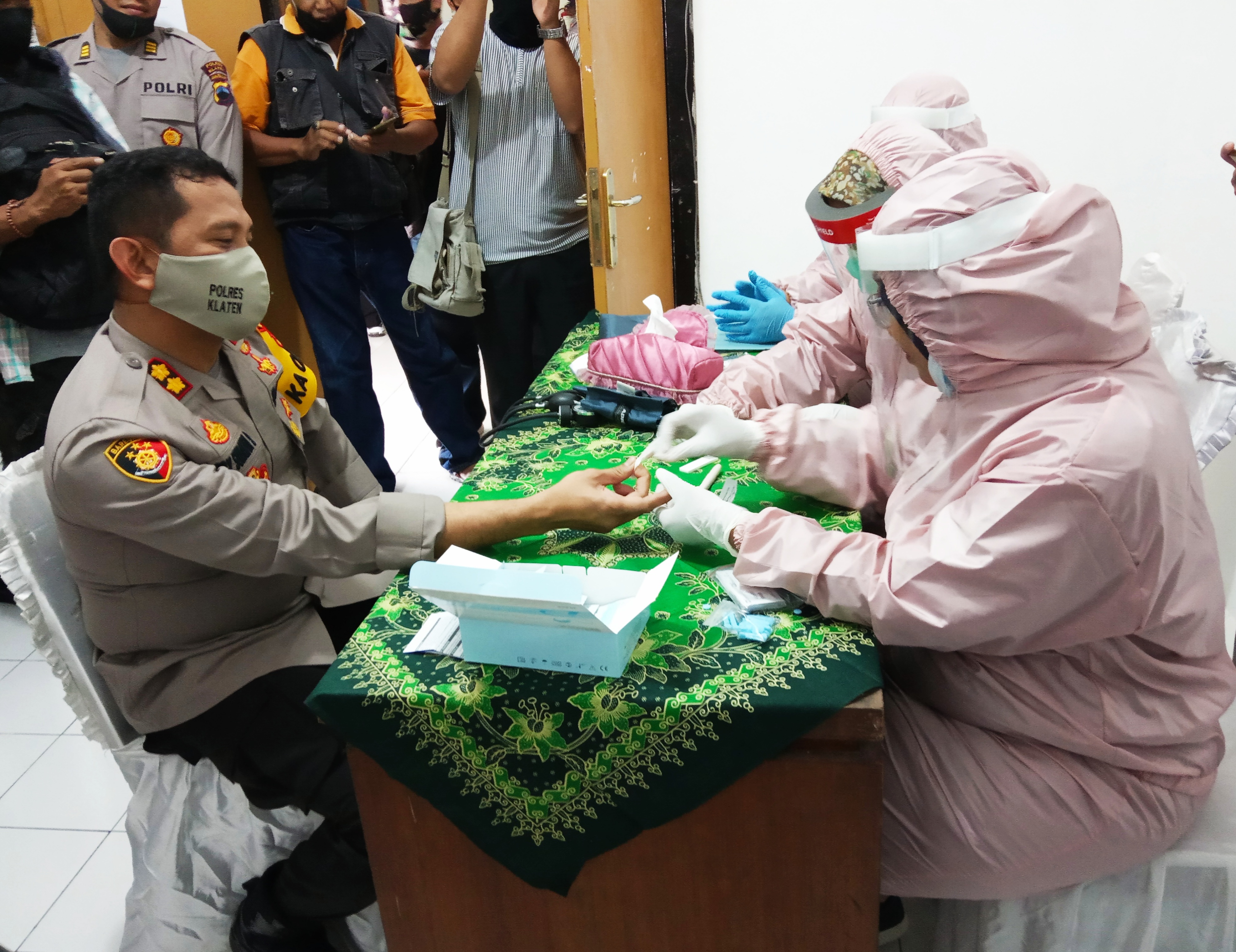 Kapolres Klaten AKB Edy Suranta Sitepu  menjalani rapid test di Poliklinik Dokkes Klaten, Jumat (26/6/2020).