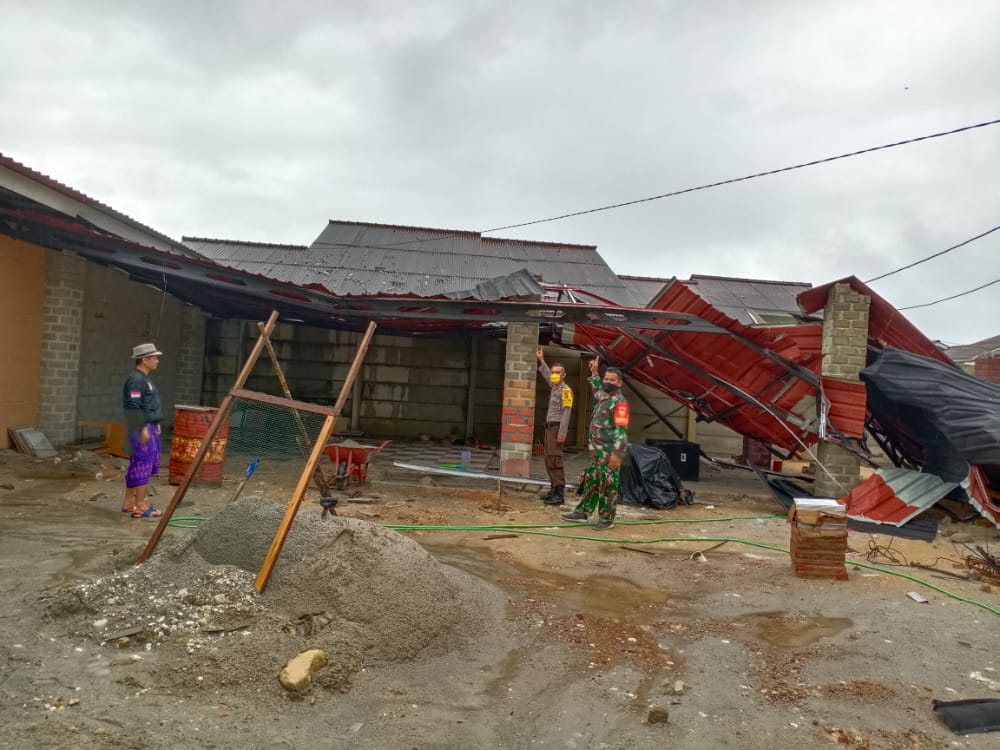 Belasan rumah rusak diterjang angin puting beliung di Kuday Sungailiat Kabupaten Bangka, Prov.Babel.