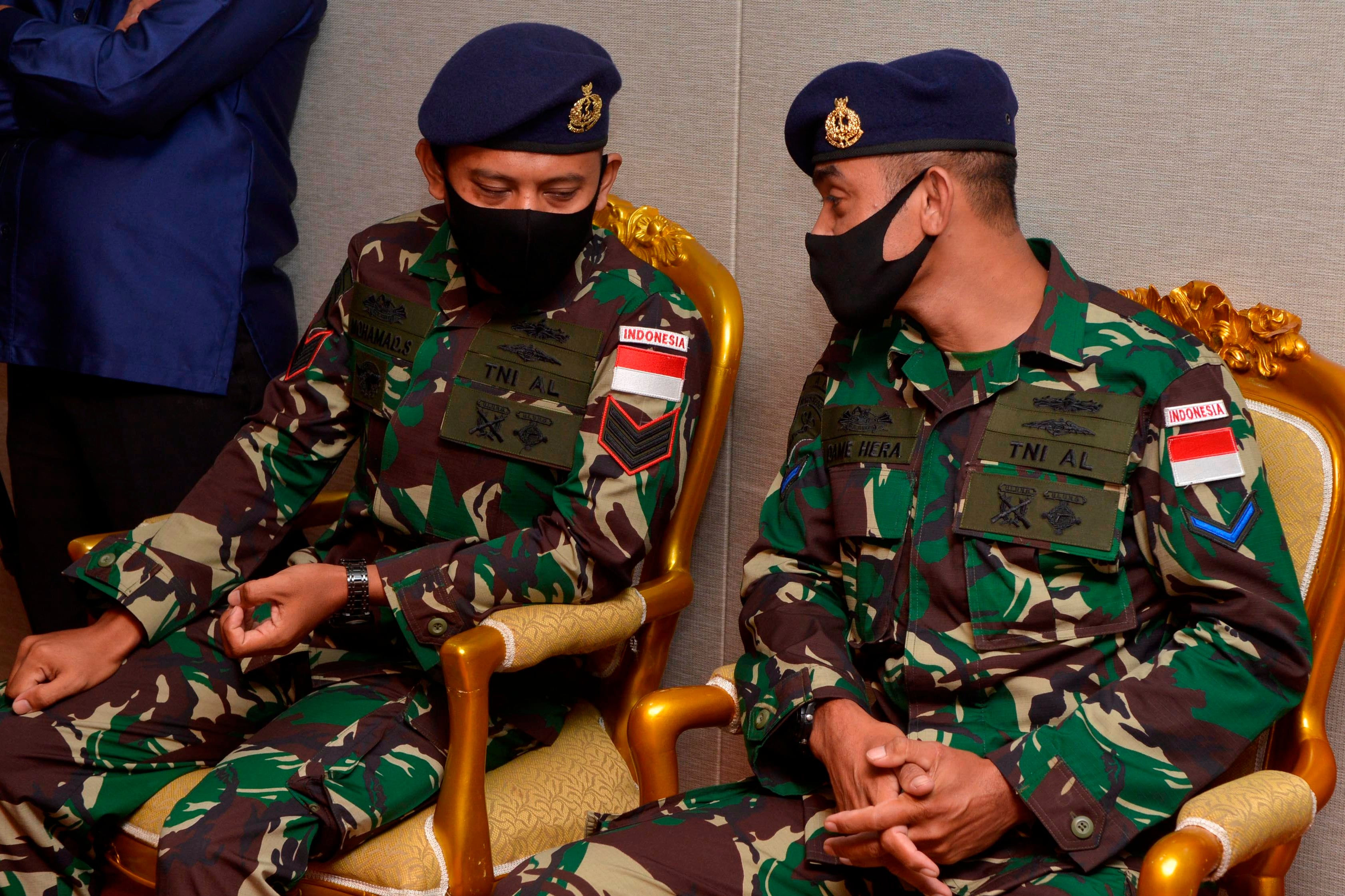 Anggota TNI AL Serka MES Mohammad Sangidun dan Kopda BAH Damianus Luka Hera di Kompleks Parlemen, Senayan, Jakarta, Jumat (5/6).