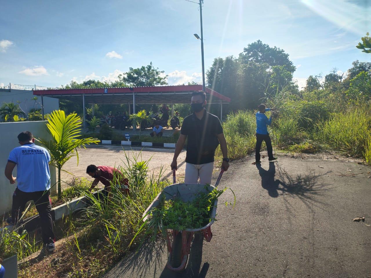 Kerja bakti sambut pembukaan layanan di era new normal oleh Rupbasan Pangkalpinang