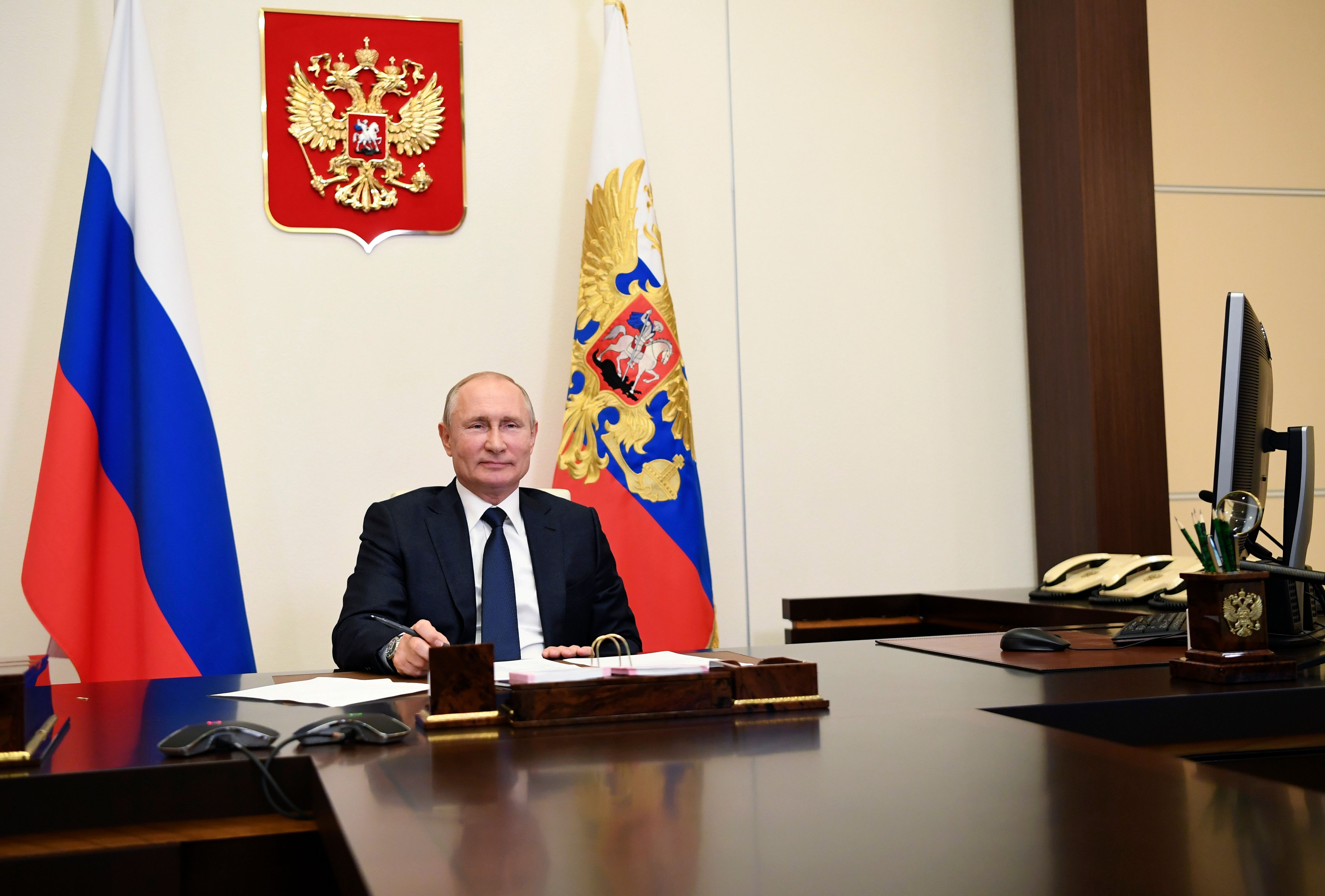 Presiden Rusia Vladimir Putin saat rapat teleconference dengan  Presidential Commissioner untuk hak anak-anak Anna Kuznetsova (1/6/2020)