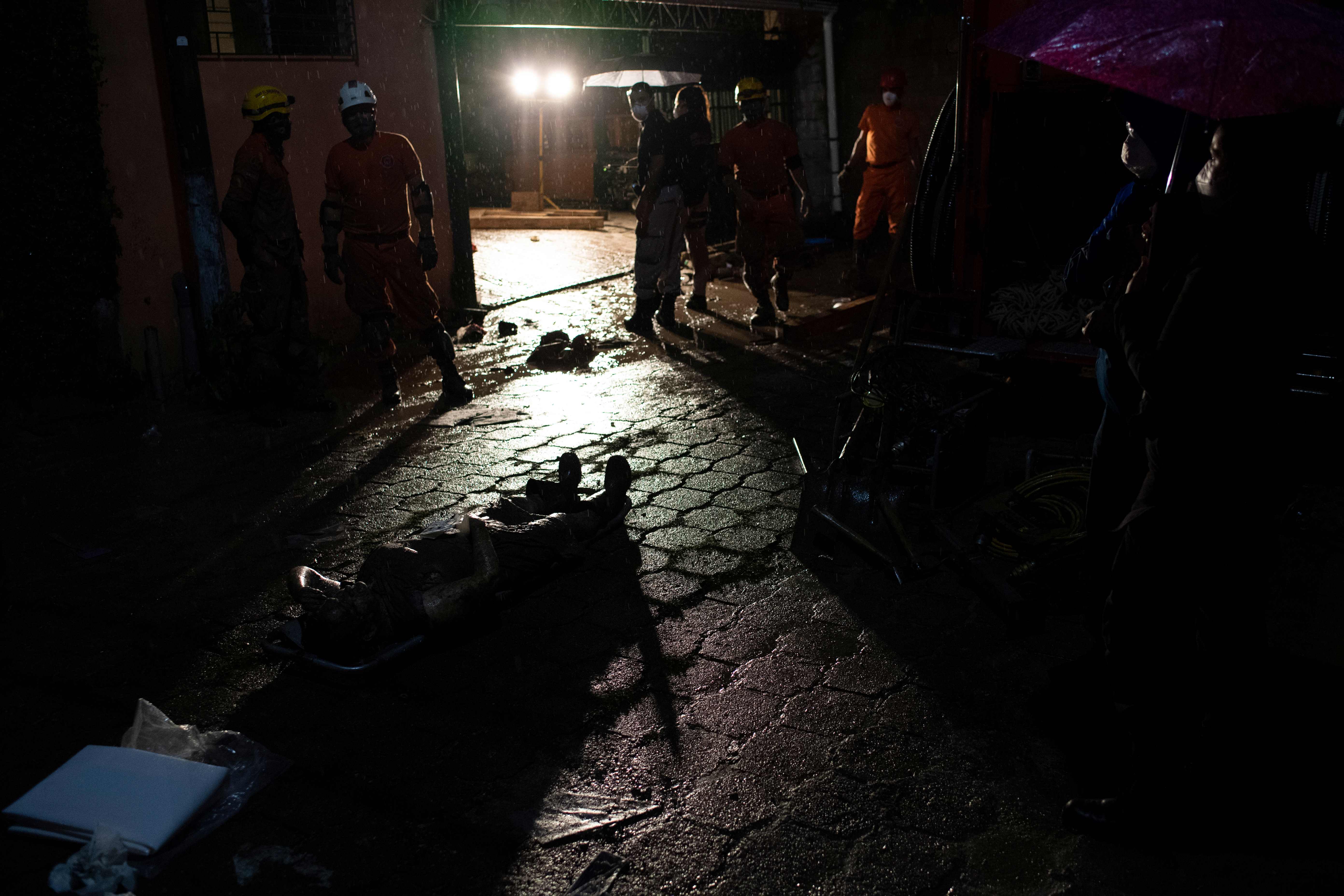 Anggota korps tandu relawan dan petugas pemadam kebakaran menyelamatkan seorang wanita dari Badai Tropis Amanda di Sal Savador, Minggu (31/5