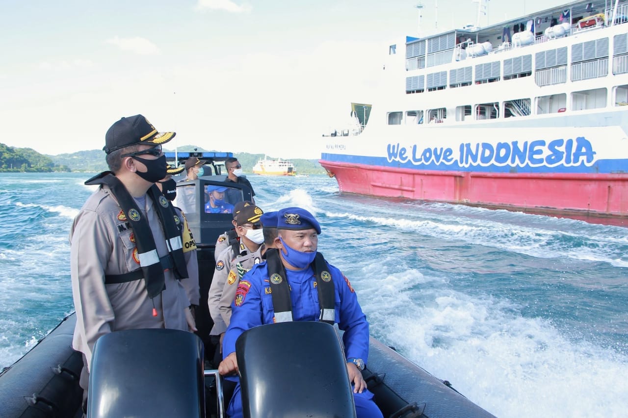 Kepolisian daerah Nusa Tenggara Barat tengah berpatroli di pantai sebagai bagian dari pencegahan penyebaran covid-19.
