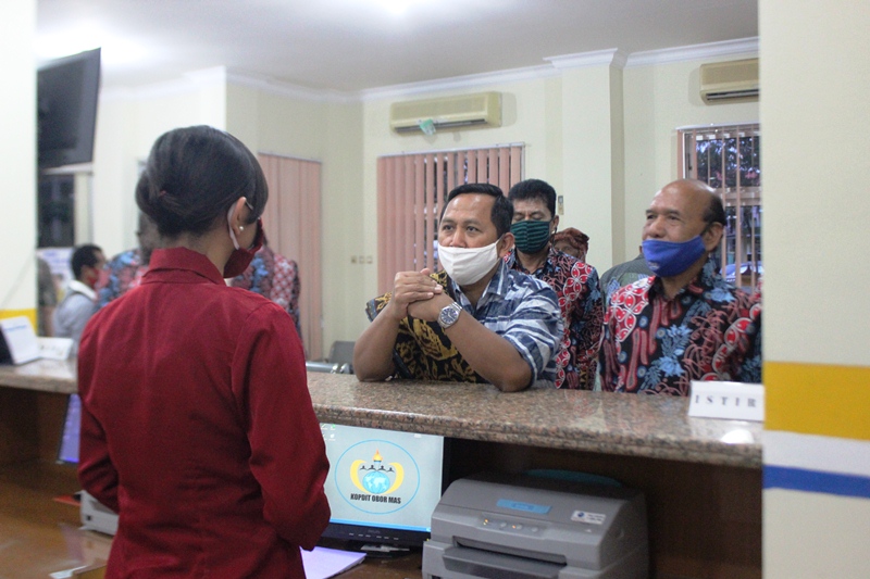 Deputi Bidang Pengawasan Kementerian Koperasi dan UKM RI Ahmad Zabadi  saat berkunjung ke Koperasi Kredit Obor Mas Kabupaten Sikka, NTT