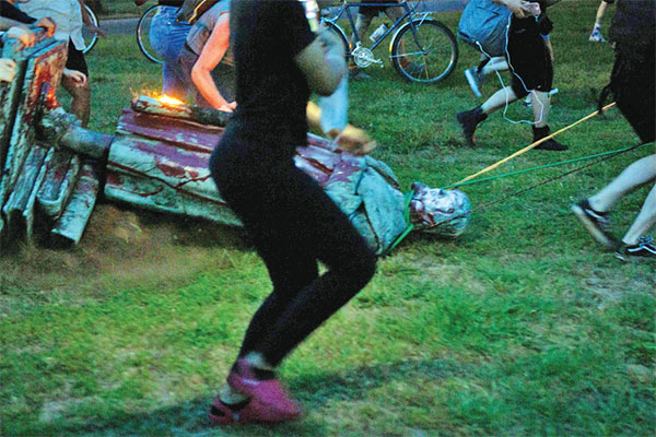 Pengunjuk rasa menyeret patung Christopher Columbus ke kolam terdekat setelah merobohkannya di Richmond, Virginia