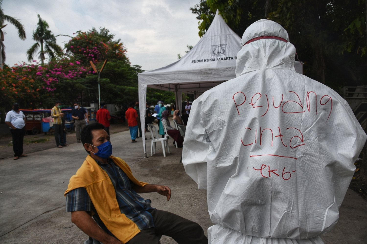 Petgas medis Puskesmas Kebon Jeruk melakukan swab test kepada pedagang pasar tradisional
