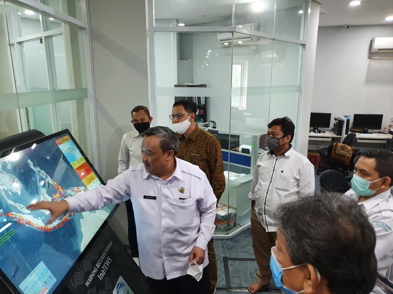  Kapus Gempabumi Tsunami BMKG, Rahmat Triyono saat mensosialisasikan alat Pemantauan Peringatan Dini Gempa Bumi dan Tsunami di KPI.