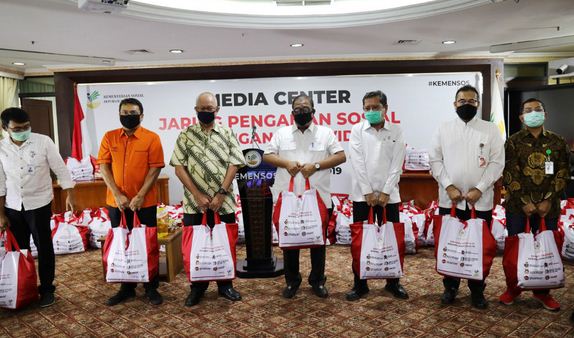 Ilustrasi pembagian bansos.